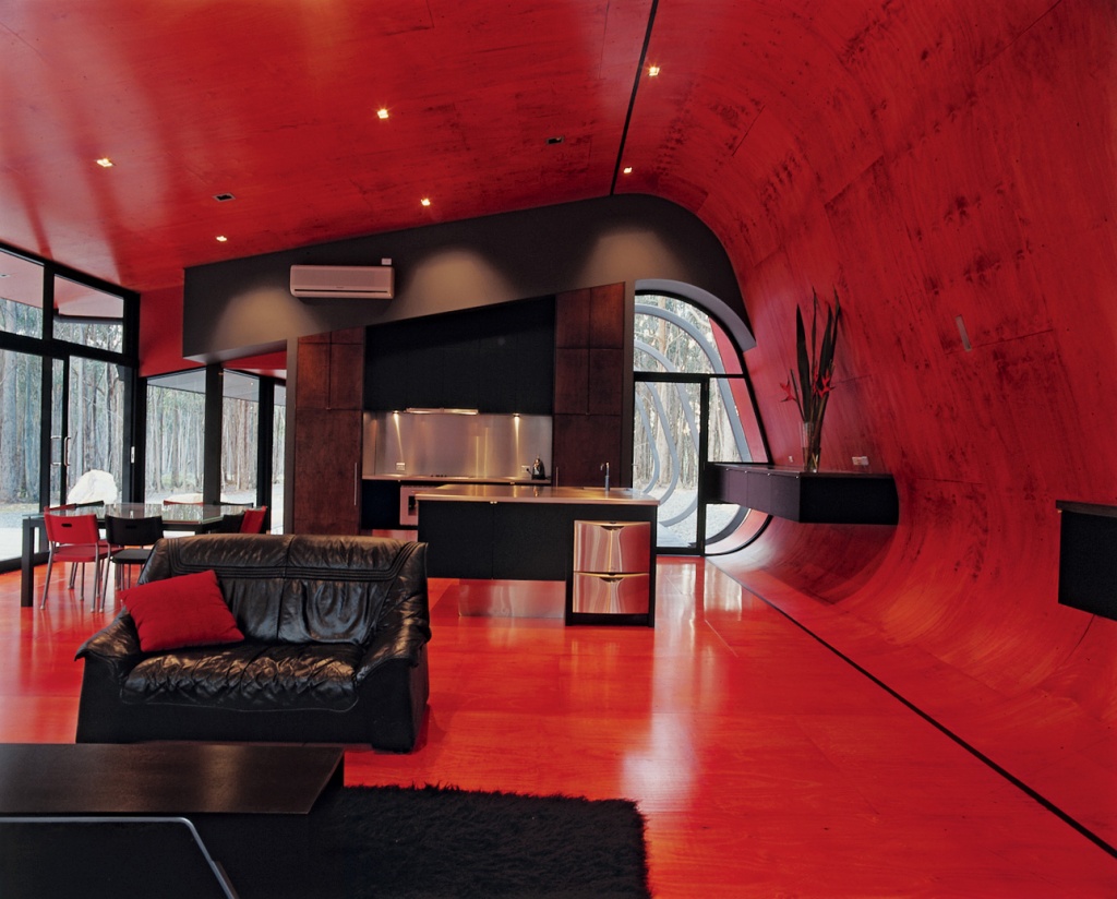 Живые оттенки красного – отличный вариант для большой гостиной